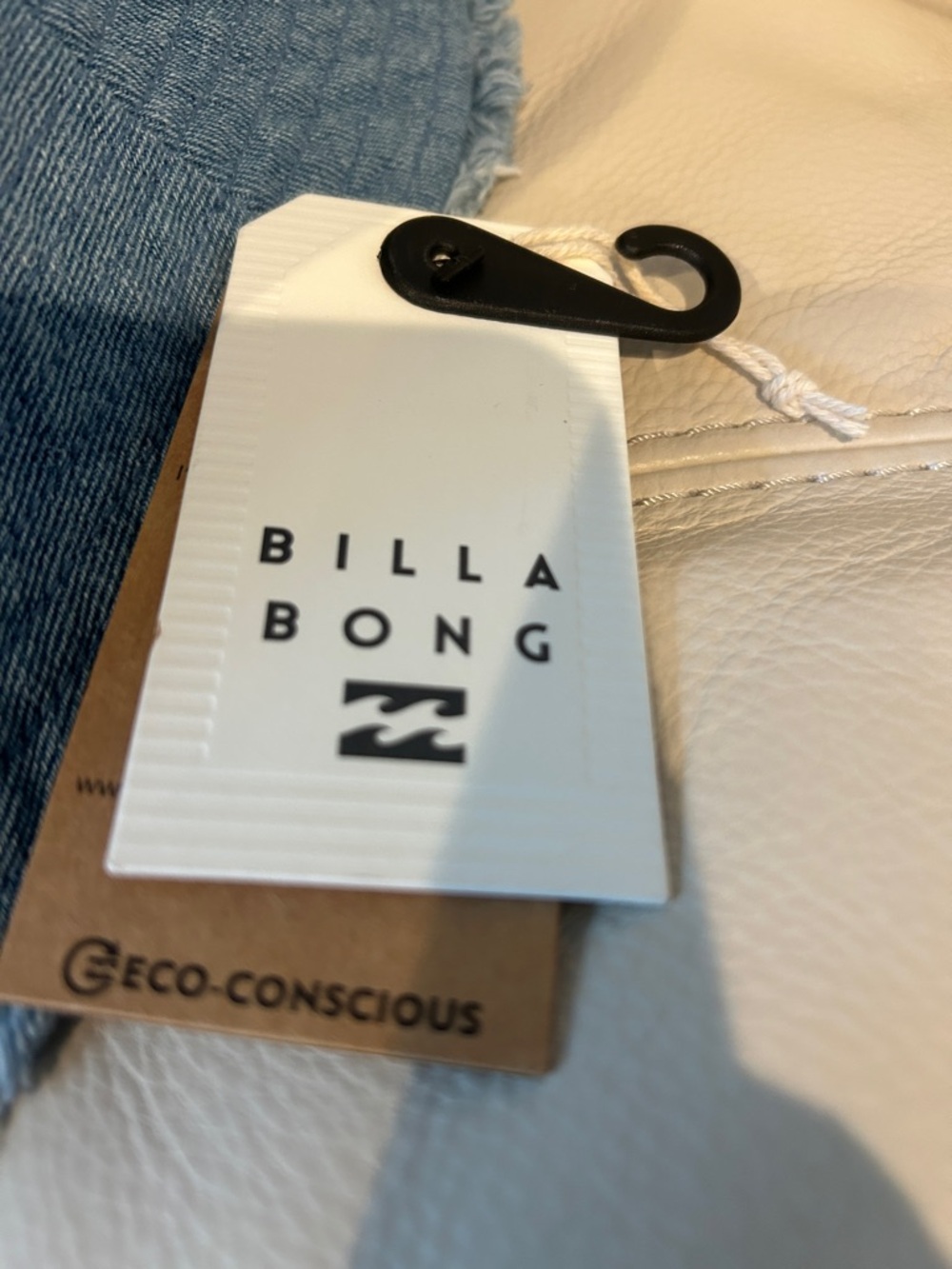Billabong Light Denim Frayed Brim Bucket Hat NWT - Picture 2 of 3